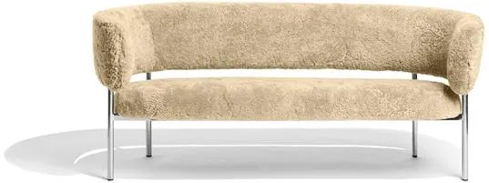 Møbel Copenhagen Font Sofa Schaffell Honig/Struktur aus poliertem Stahl